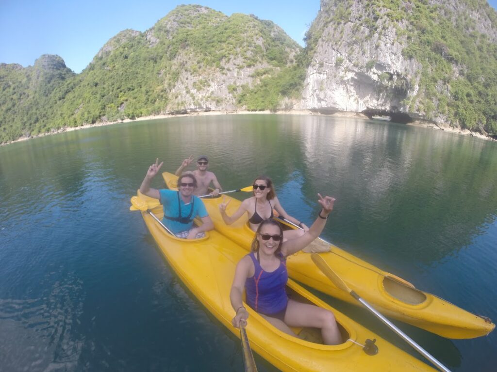 Visiter la baie d'Halong en kayak