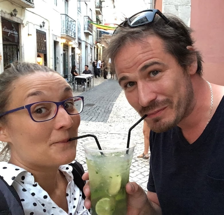 Bastien et Marjo dans les rues de Lisbonne avec un mojito